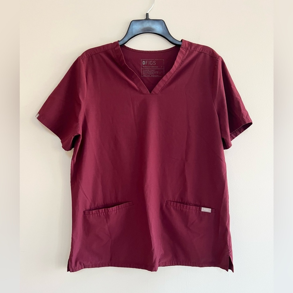 FIGS Casma FIONLITE Three-Pocket Scrub Top in Burgundy (PO#: 1815), size M